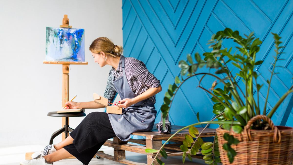 Женщина рисует Женщина рисует