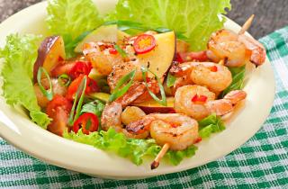 Салат с креветками и манго освежает новогодний стол — диетологи