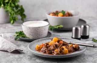 Тушёное мясо с картошкой и морковью раскрывает вкус без специй — кулинары