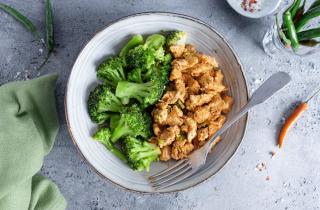 Киноа с куриными грудками помогает восстанавливаться после активных дней — тренеры