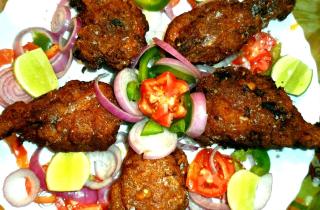 Оливки и помидоры придают тушёным куриным ножкам пикантность — кулинары