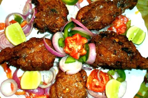 Оливки и помидоры придают тушёным куриным ножкам пикантность — кулинары