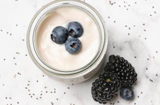Йогурт с апельсином и ванилью можно сделать с минимальным количеством сахара — повара