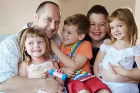 Наклеиваю стикеры на зеркало — и ребёнок становится увереннее: летняя привычка с эффектом