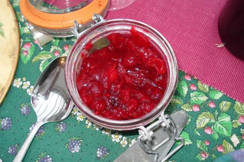 Лесная ягода и острый корень — неожиданный дуэт для мяса