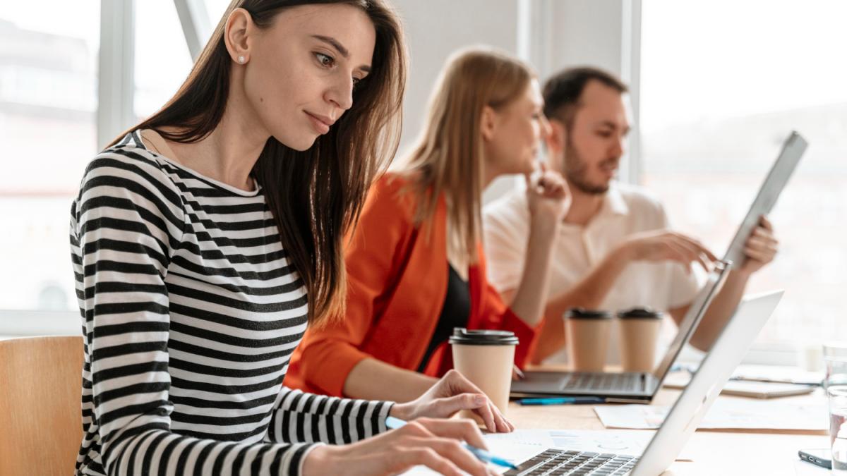 сотрудники работают в офисе сотрудники работают в офисе