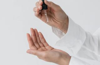 Дерматологи предупредили: агрессивные средства для ухода разрушают кожу рук