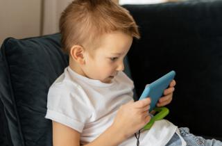 Смартфон в 12 лет повышает риск депрессии и ожирения — Pediatrics