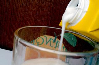 Кефир помогает при остеопорозе и поддерживает здоровье костей — чем полезен для взрослых