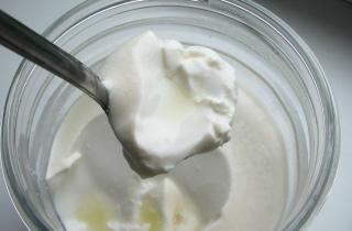 Домашний йогурт с ванилью легко приготовить за несколько часов — кулинары