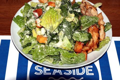 Цезарь с курицей станет настоящей звездой на праздничном столе — кулинары