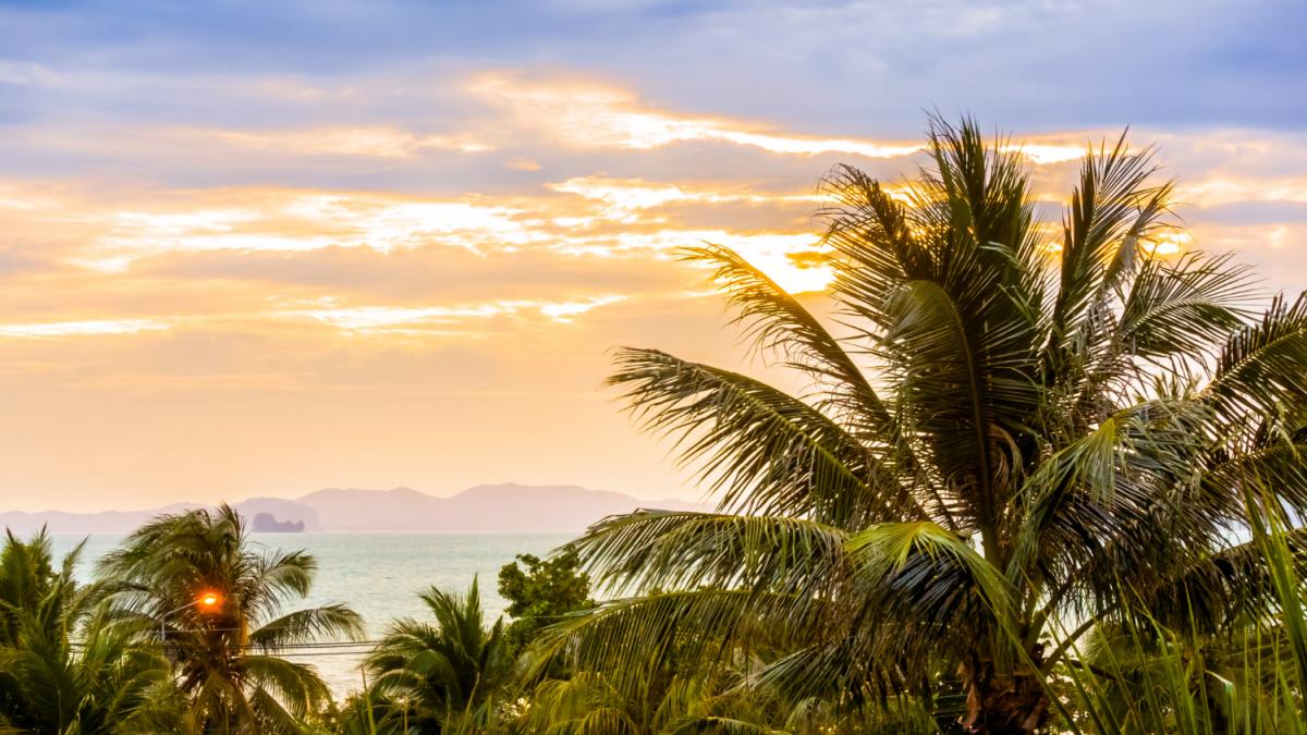 Закат на пляже в море