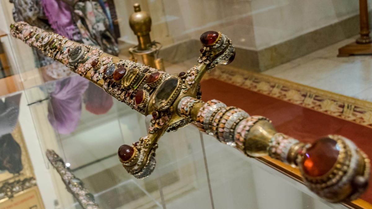 Инкрустированный камнями старинный меч в музее