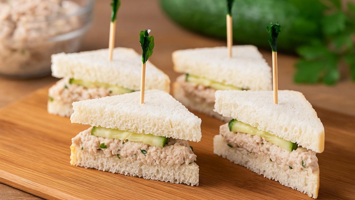 Мини-сэндвичи с тунцом и огурцом Мини-сэндвичи с тунцом и огурцом