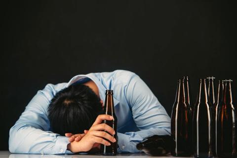 Исследование показало: любое количество алкоголя повышает риск деменции