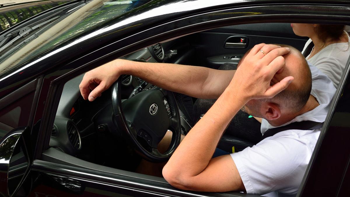 Водитель за рулём автомобиля Водитель за рулём автомобиля