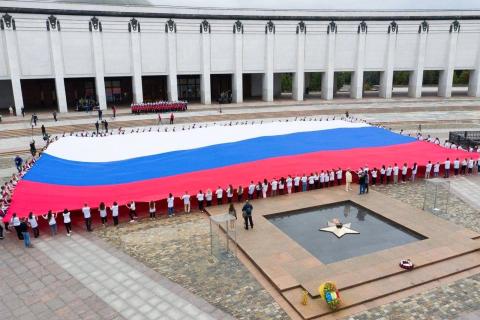 В Анадыре развернули 30-метровый флаг в честь Дня государственного флага России