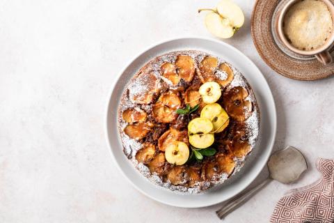 Яблоки для пирога карамелизуют с маслом и корицей — кулинары