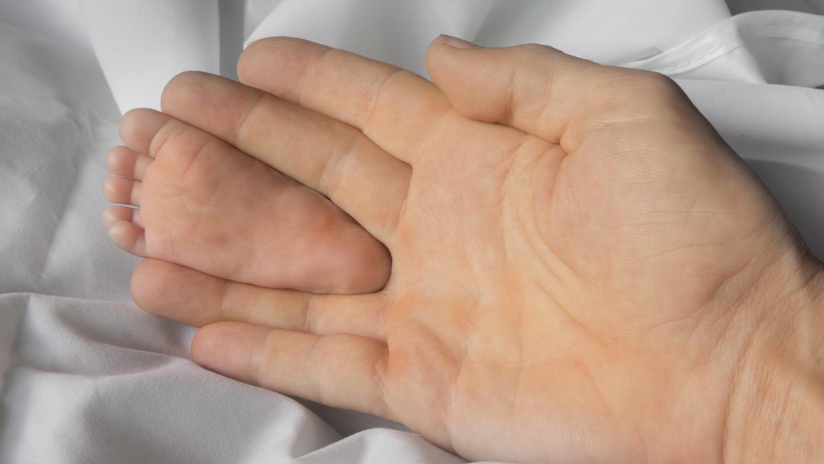 Подошва стопы месячного младенца Подошва стопы месячного младенца