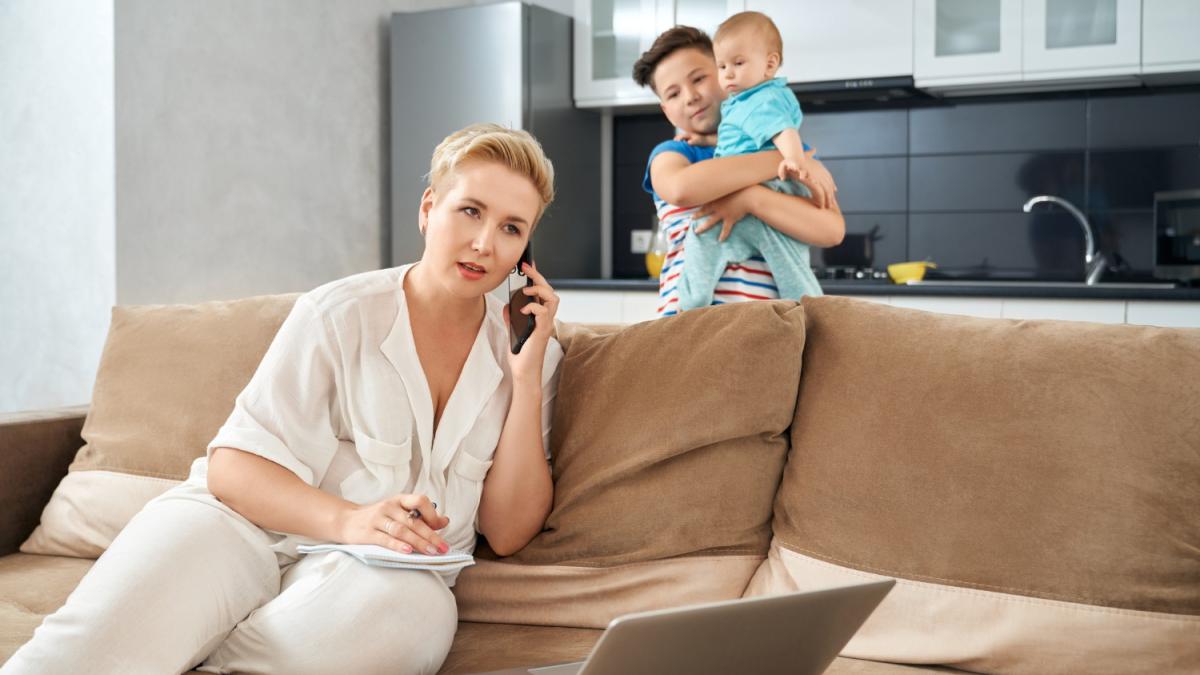 мама общается по телефону мама общается по телефону