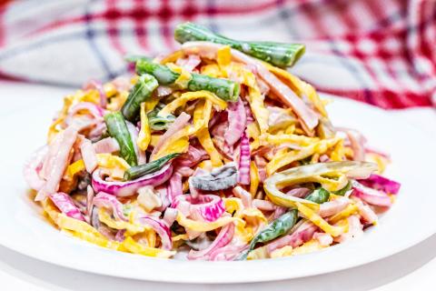 Свинина, приготовленная щадящим способом, удерживает мягкость в салате — повара