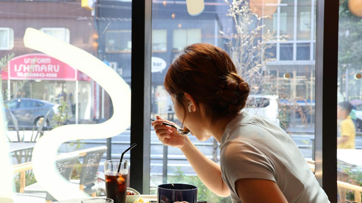 Девушка в кафе