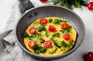 Омлет с творогом, шпинатом и томатами стал идеальным завтраком для здоровья — кулинары