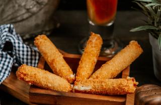 Твёрдый сыр создаёт тягучесть палочек в кляре — гастрономы