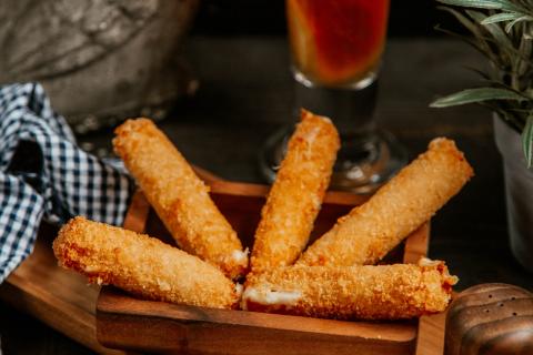 Твёрдый сыр создаёт тягучесть палочек в кляре — гастрономы
