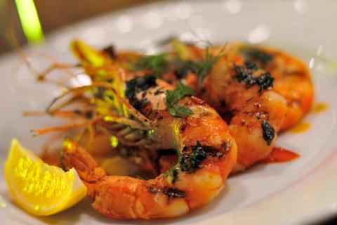 Оливковое масло улучшает сочность креветок в шпажках — диетологи