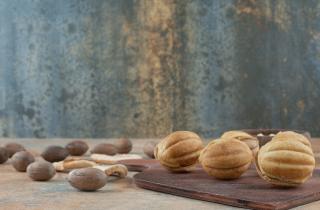 Варёная сгущёнка создаёт тягучую карамельную начинку для орешков — кондитеры