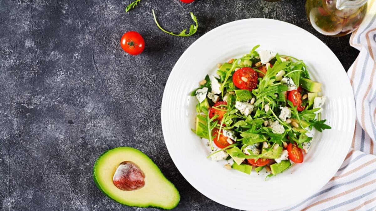 салат с курицей и авокадо