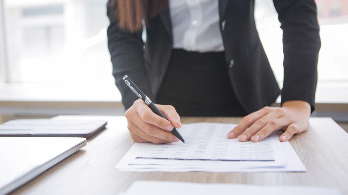 Женщина заполняет договорkatemangostar