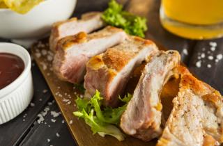 Правильная температура запекания сохраняет мягкость свинины — технологи