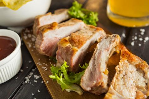 Правильная температура запекания сохраняет мягкость свинины — технологи