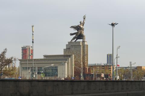 Символы социализма должны были быть голыми: кто велел одеть рабочего и колхозницу
