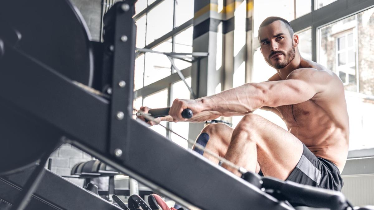 Спортивный мужчина без рубашки тренируется