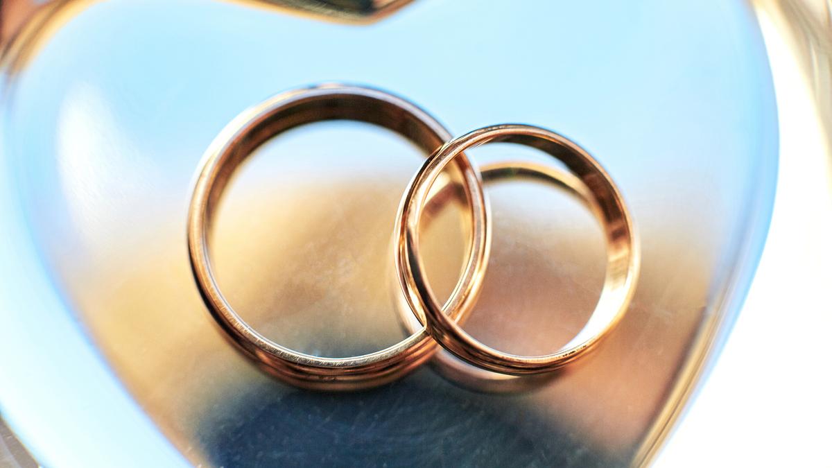 Обручальные кольца на золотой тарелке
