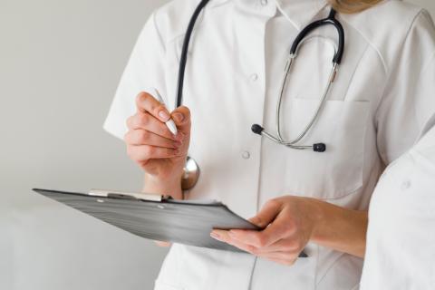 Медработница больницы добилась компенсации за выходные через трудинспекцию