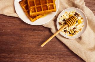 Мёд придаёт вафлям тягучую сладость и мягкий аромат — кондитер