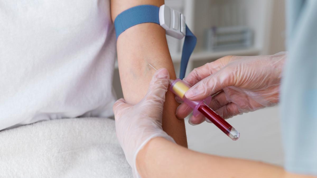 Врач берёт кровь у пациента Врач берёт кровь у пациента