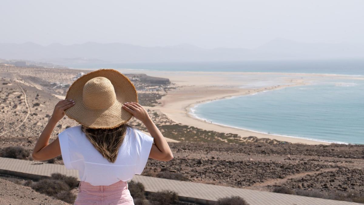 Туристка на фоне моря