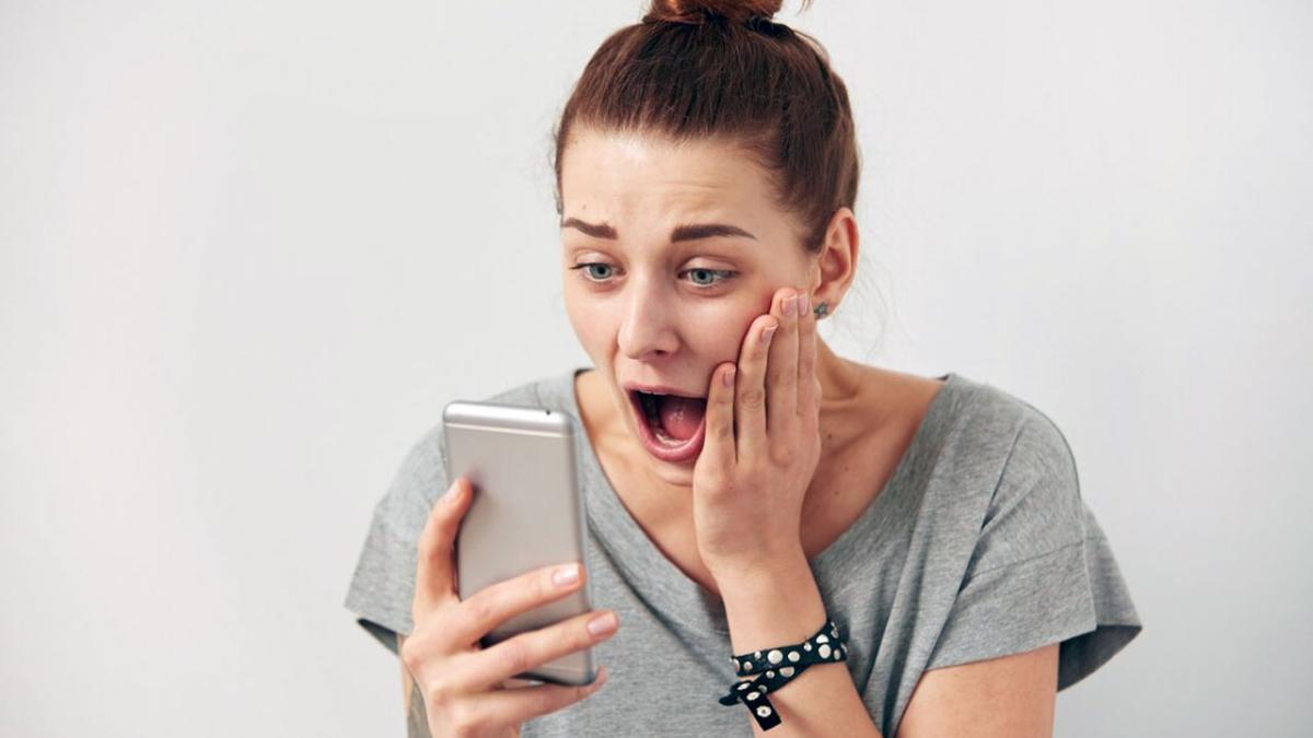 Женщина с телефоном расстроена
