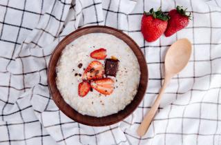 Ягоды в овсянке защищают клетки от повреждений благодаря антиоксидантам — учёные