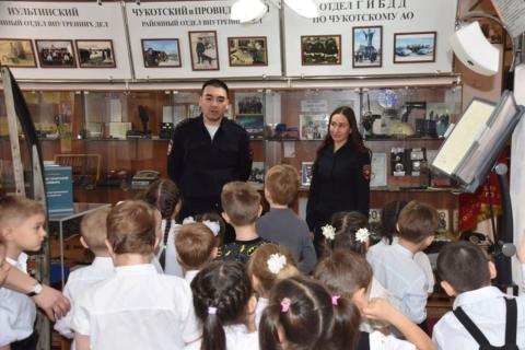 Полиция и дети: в музее правоохранительных органов в Анадыре прошла увлекательная экскурсия для ребят