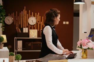 Россиян предупредили о штрафах за кражу вещей из отеля — юрист Адамс