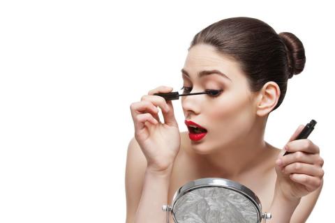Макияж как архитектура: как Bauhaus повлиял на eyeliner и формы лица