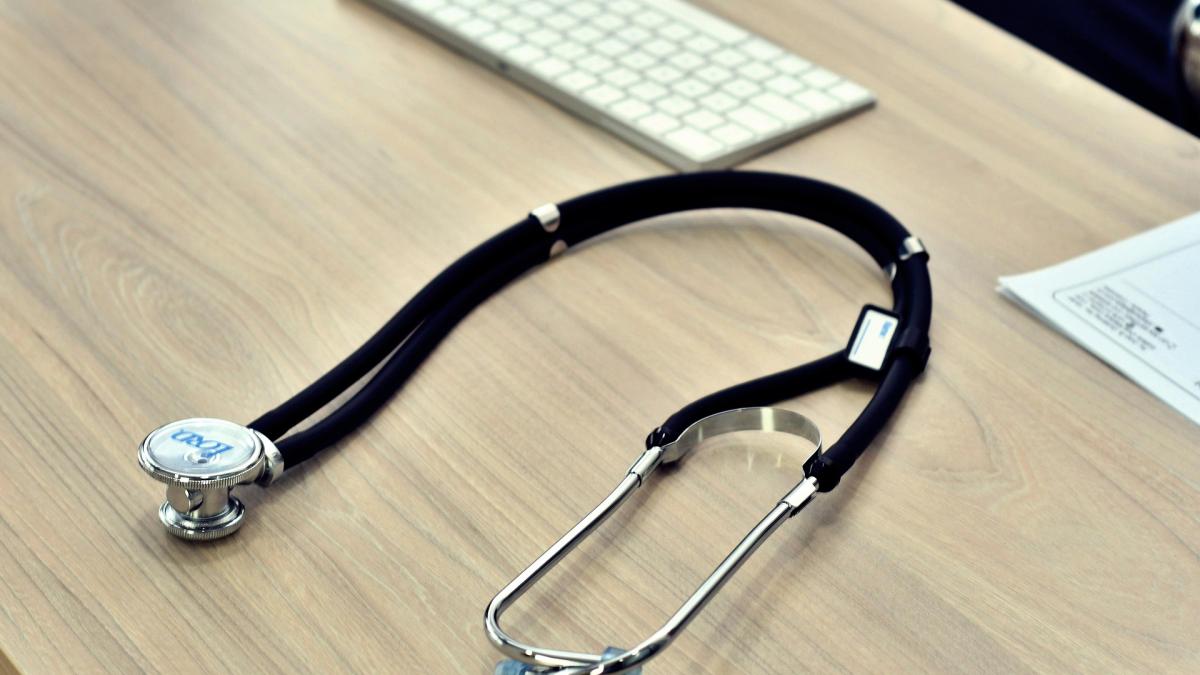 Фонендоскоп и медицинская карта на столе