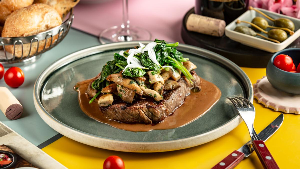 Оленина в соусе