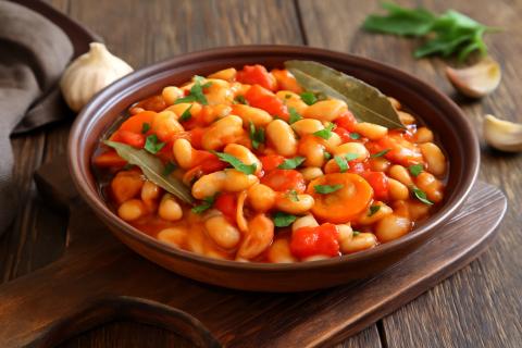 Фасоль, тушёная с овощами и чесноком